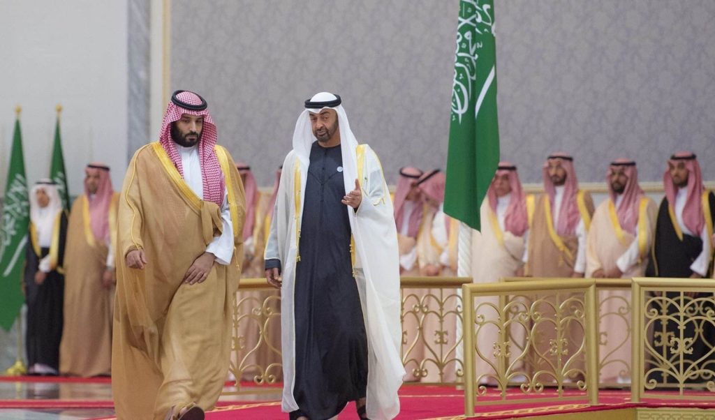 موقع فرنسي يكشف عن طبيعة العلاقات السعودية الإماراتية وينتقد تباين المواقف بينهما محمد بن زايد ومحمد بن سلمان