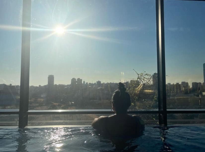 رانيا يوسف تسبح في لبنان