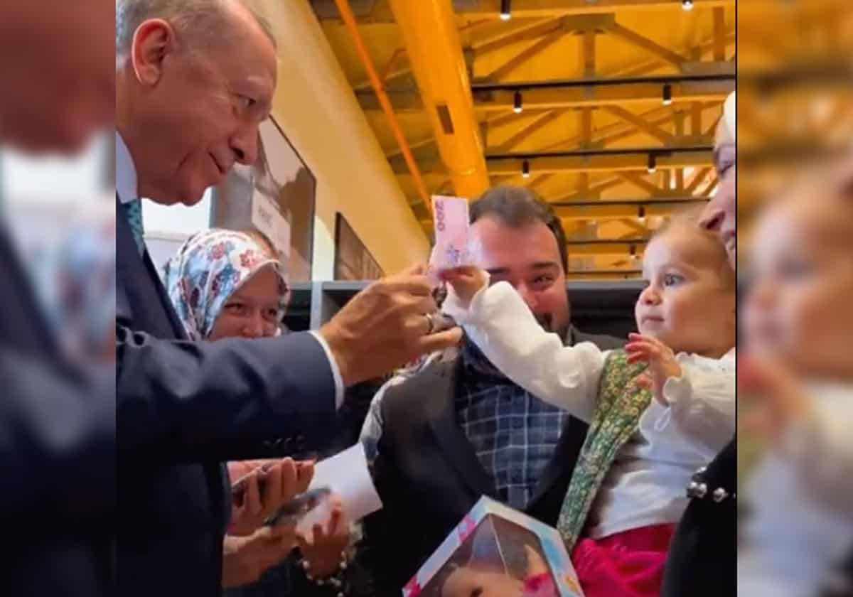 صارت حديث الأتراك.. رد فعل طفلة تركية تفاجأت بأردوغان أمامها (فيديو) صارت حديث الأتراك.. رد فعل طفلة تركية تفاجأت بأردوغان أمامها