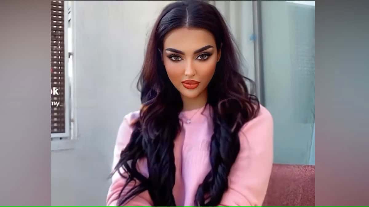 ملكة جمال السعودية رومي القحطاني بفستان ساتان يلتصق بجسدها ويكشف تفاصيله (فيديو) ملكة جمال السعودية رومي القحطاني بفستان ساتان يلتصق بجسدها ويكشف تفاصيله (فيديو)