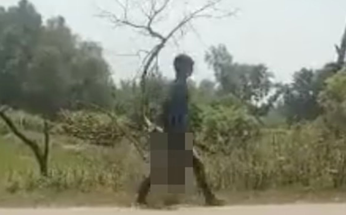 رياض يحمل رأس أخته ويتجه به الى مركز الشرطة