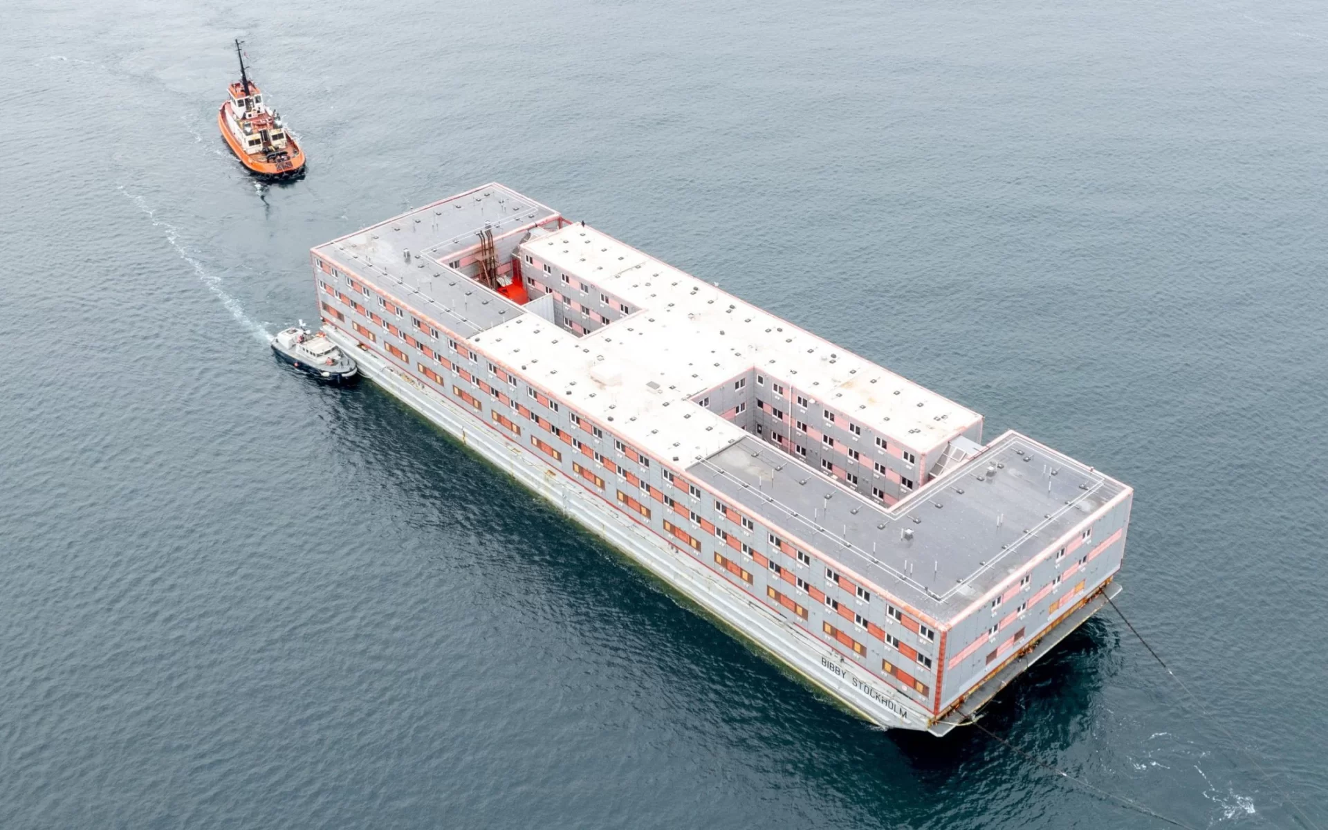 سجن عائم لإيواء المهاجرين في بريطانيا