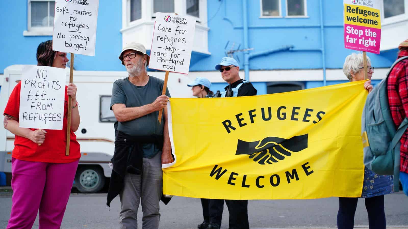 سجن عائم لإيواء المهاجرين في بريطانيا