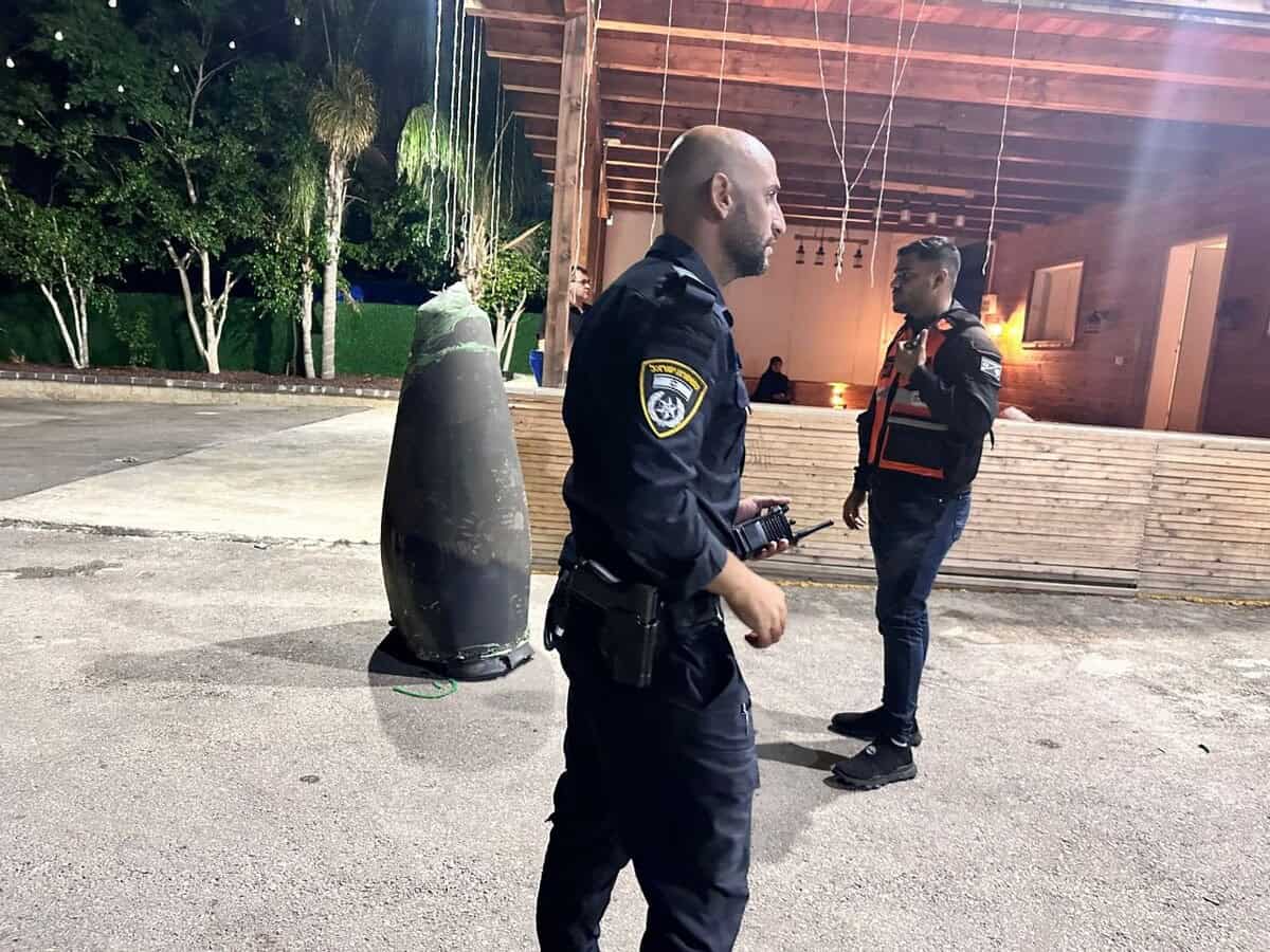 شظايا كبيرة.. فيديو يوثق آثار ضربة صاروخية سورية باغتت إسرائيل وهكذا رد الاحتلال سقوط صاروخ سوري في رهط