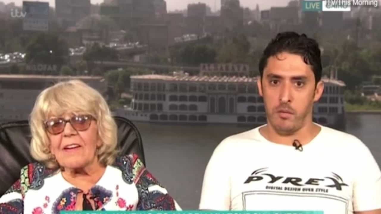 شاب مصري تزوج من ثمانينية بريطانية