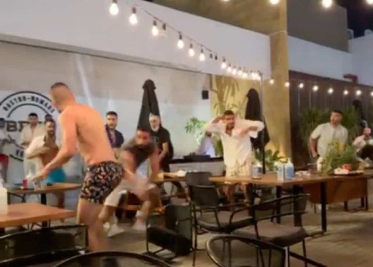 تشاجروا وهم عراة.. سبب العراك العنيف بين شباب الساحل الشمالي بمصر (فيديو) شجار الساحل الشمالي