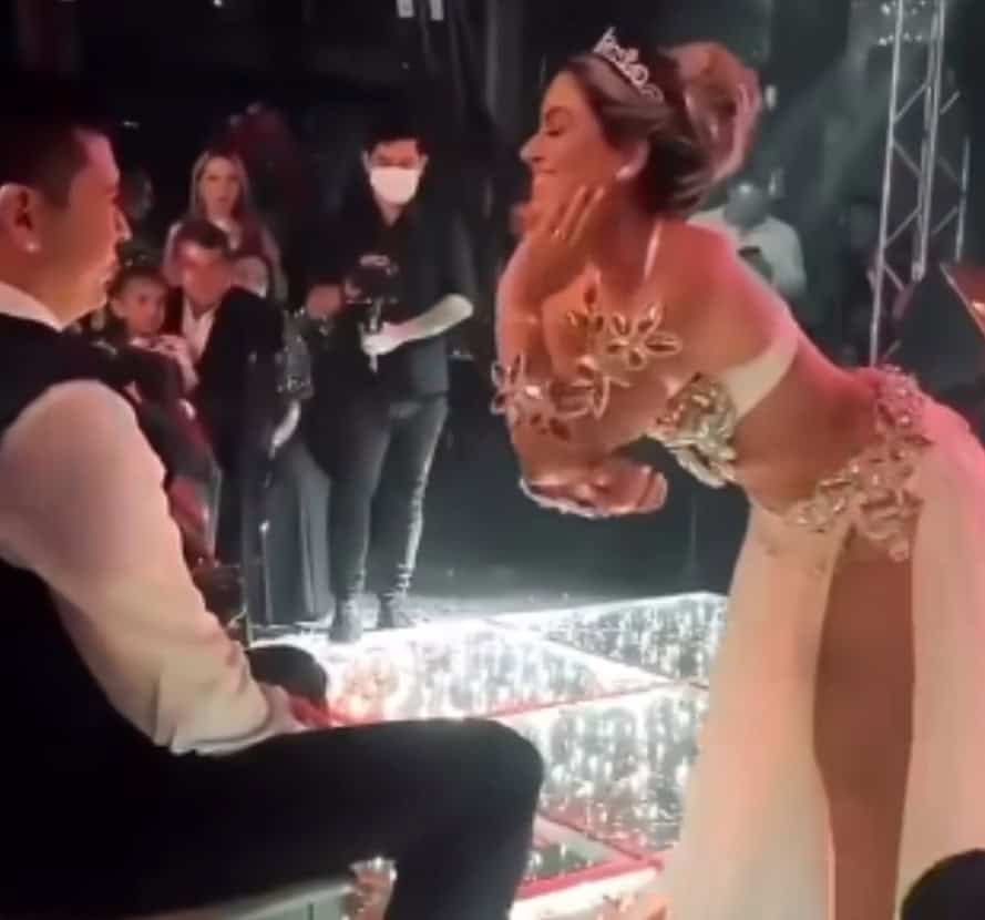 رقص عروس أمام العريس ببدلة رقص 