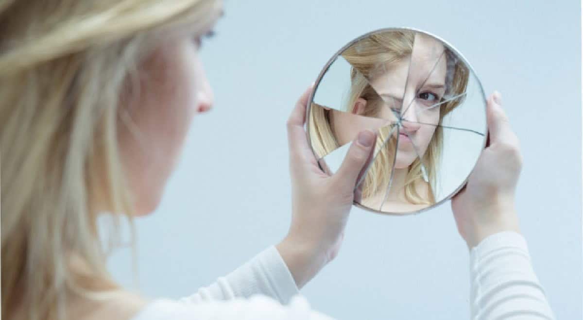 -غالبًا ما يكون لدى النساء سلسلة من العقد النفسية، التي تؤثر على احترامهنّ لذواتهنّ ورفاهيتهنّ العاطفيّة