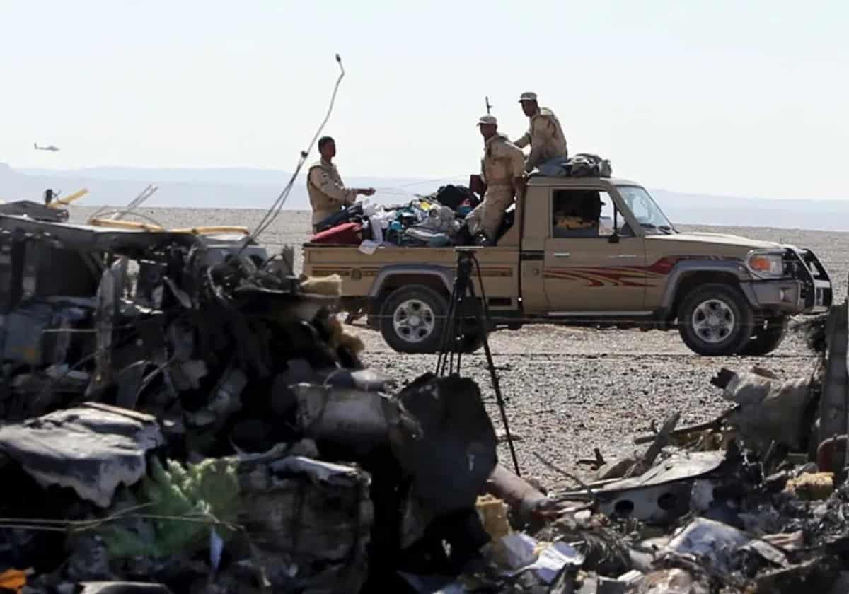 صحفي مصري يكشف كيف انقلبت أسلحة السيسي ضدّه في عملية العريش.. ما علاقة الثورة؟ صحفي مصري يكشف كيف انقلبت أسلحة السيسي ضدّه في عملية العريش.. ما علاقة الثورة؟