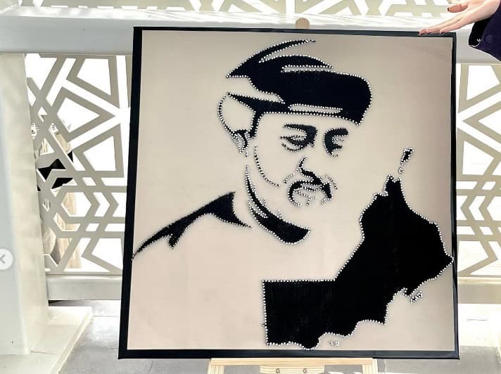 فن نادر ودقة مذهلة.. هدية مصممة عمانية للسلطان هيثم تُبهر العمانيين لوحة مسمارية للسلطان هيثم بن طارق