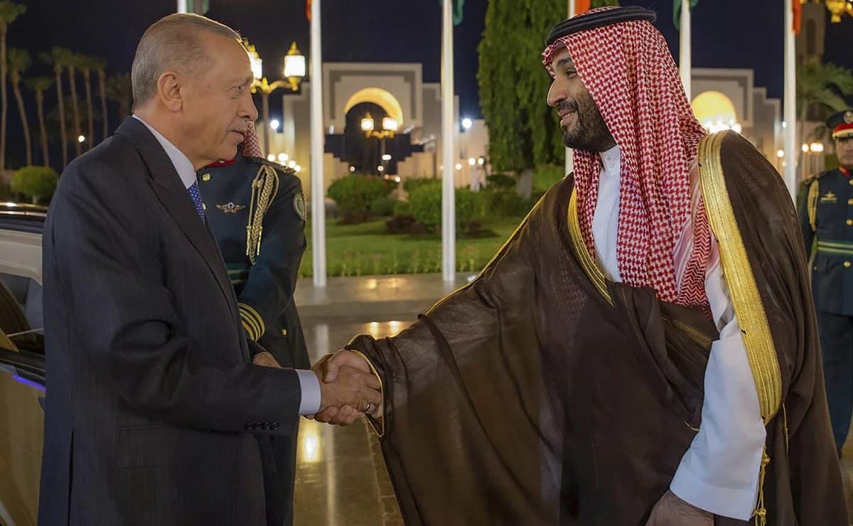 محمد بن سلمان يقود السيارة التركية “توغ” برفقة أردوغان ليوصله لمقر إقامته (شاهد) محمد بن سلمان يقود السيارة التركية "توغ" برفقة أردوغان ليوصلة لمقر إقامته (شاهد)