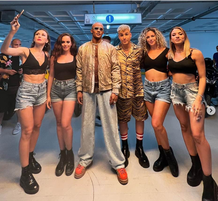 محمد رمضان يتوسط فتيات شبه عاريات