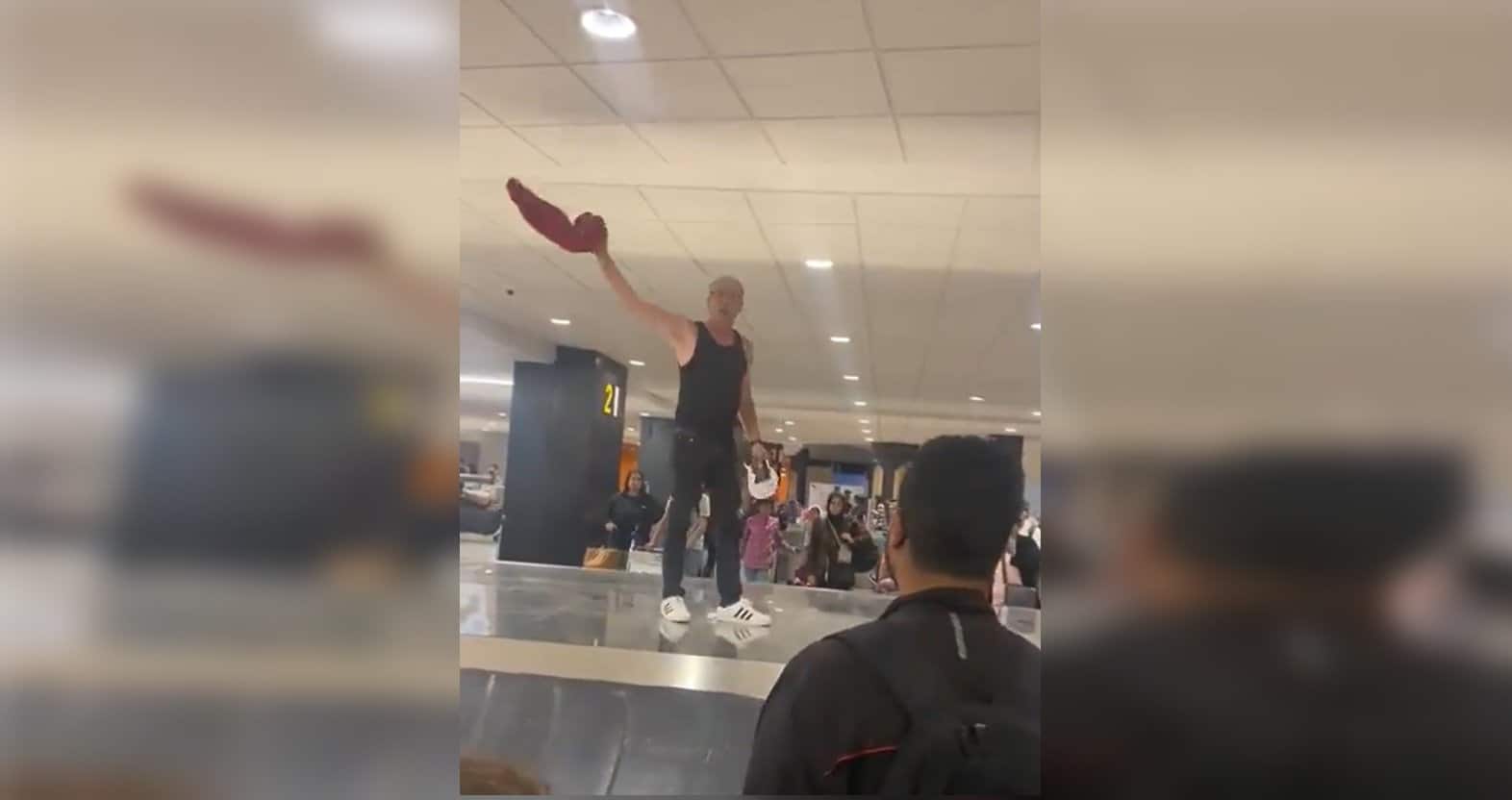 مغربي يخلع ملابسه في المطار ويحدث فوضى.. ما حدث أخرجه عن شعوره الخطوط الملكية المغربية