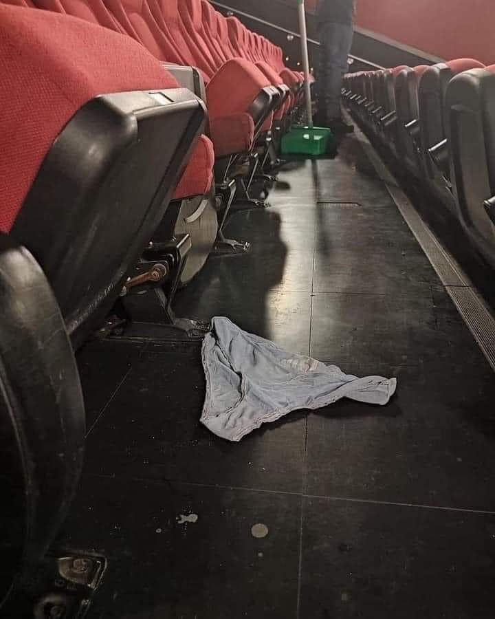 ملابس داخلية نسائية في صالة سينما في مصر