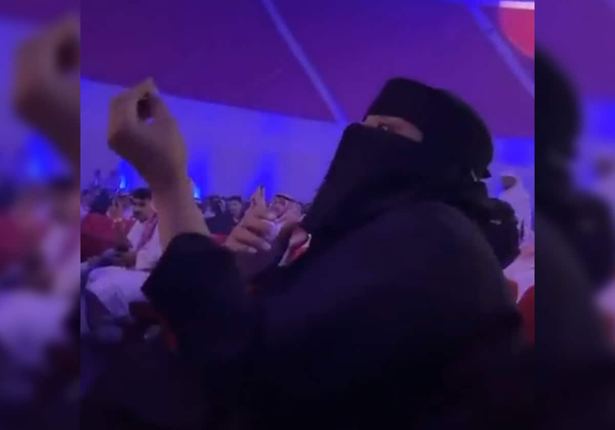 منقبة سعودية تفاجئ بلقيس فتحي والفنانة اليمنية مبهورة (فيديو) منقبة سعودية تفاجئ بلقيس فتحي والفنانة اليمنية مبهورة