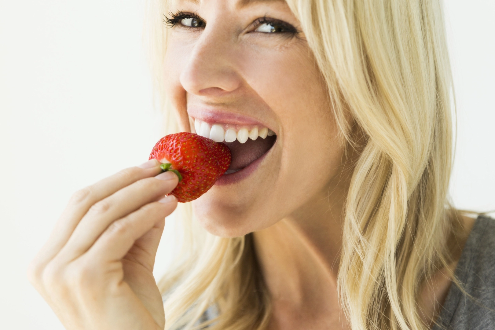 منها الفراولة..5 أطعمة تساعد على تبييض الأسنان طبيعياً تبييض الأسنان بالأطعمة الطبيعية
