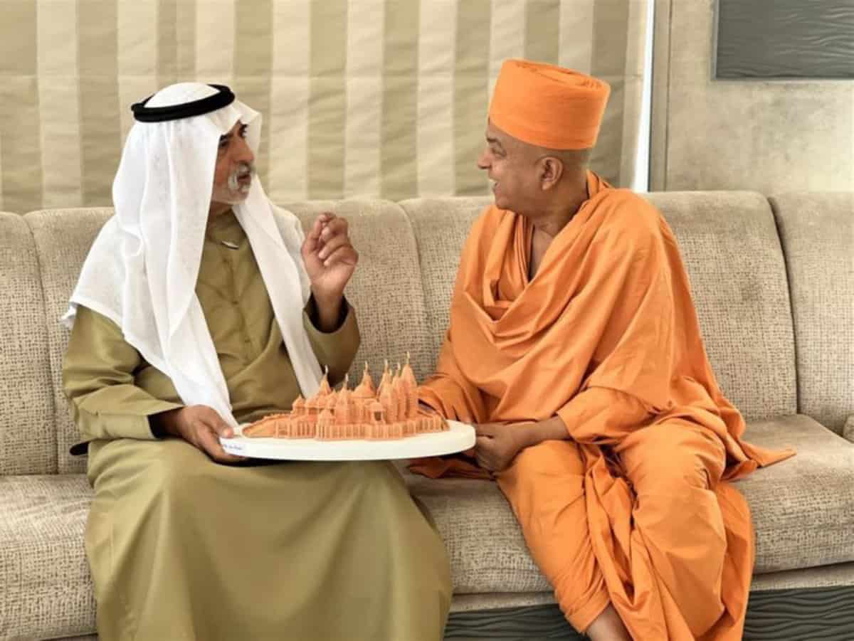 وزير إماراتي متحرش يتفقد المعبد الهندوسي بحضور السفير العماني ويتحدى مصر به! نهيان بن مبارك