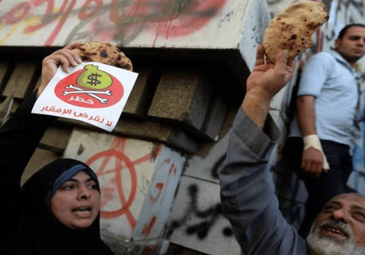 سعر الجنيه مقابل الدولار.. استطلاع لـ رويترز يكشف عن تراجع كبير للعملة المصرية يفوق المتوقع! سعر الجنيه مقابل الدولار.. استطلاع لـ رويترز يكشف عن تراجع كبير للعملة المصرية يفوق المتوقع!