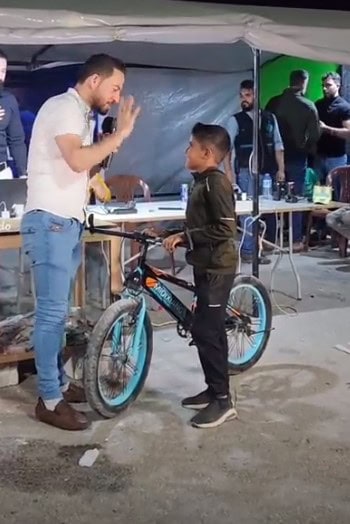 طفل سوري يتبرع بدراجته