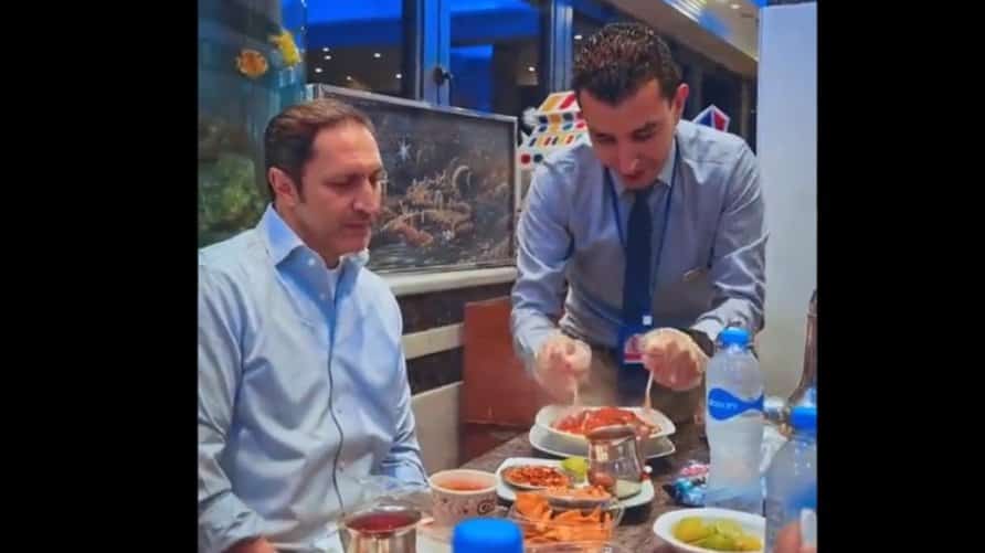 علاء مبارك داخل مطعم كشري أبو طارق