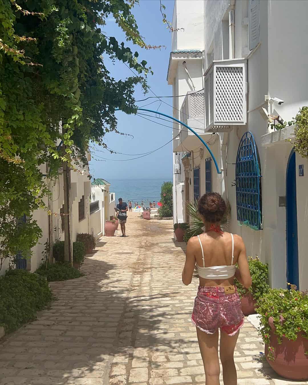 هبة عبوك تتجوّل على شاطئ المرسى