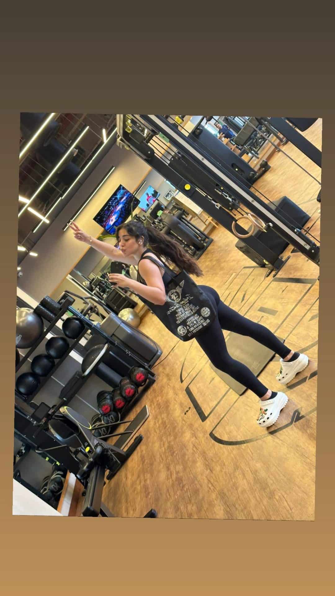 صورة هيا مرعشلي وهي ترفع يدها الاخرى للأعلى ملوحة بها بعلامة النصر "V"