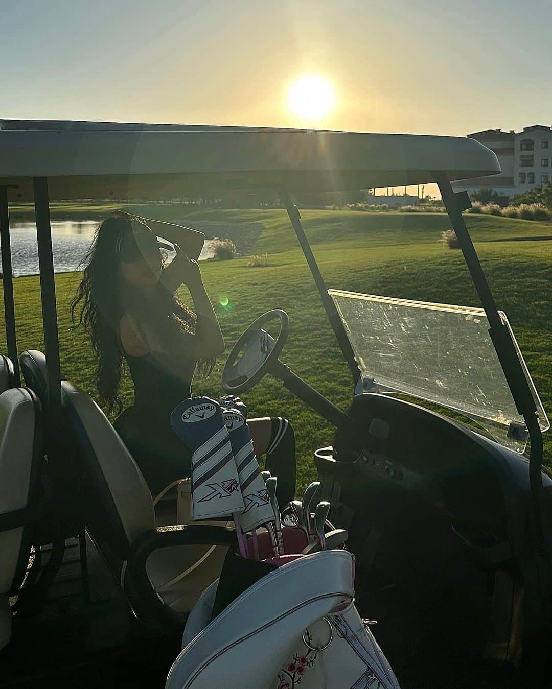 ملكة كابلي تستعرض بفخذيها ومؤخرتها 