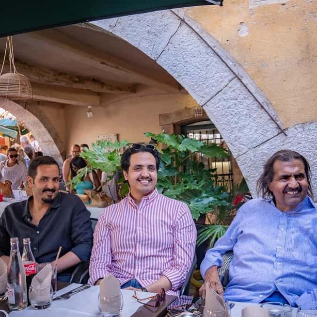 إطلالة كاجوال لوالد أمير قطر