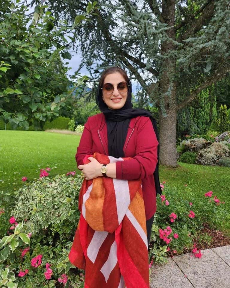 السيدة الجليلة ببنطلون وتوب أسود