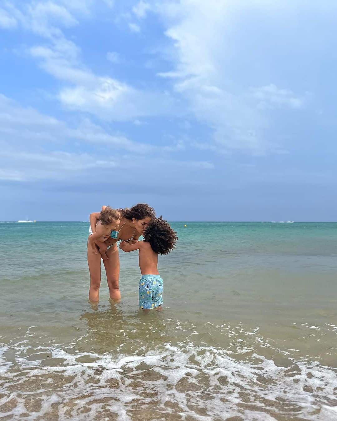 هبة عبوك وطفليْها في سيدي بوسعيد