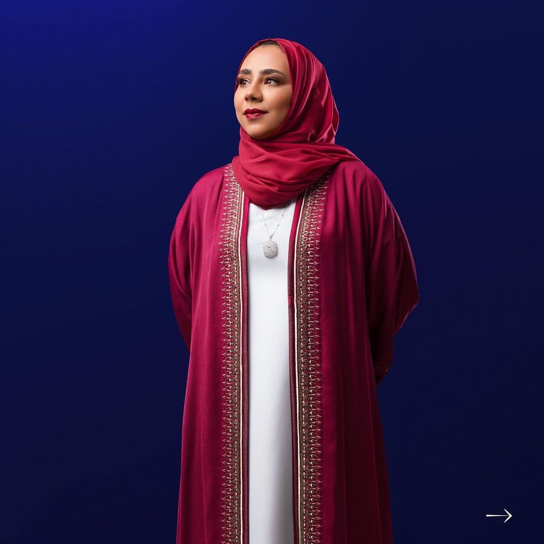 ظهرت ميان بنت شهاب بن طارق آل سعيد بعباءة عمانية باللون الخمري،