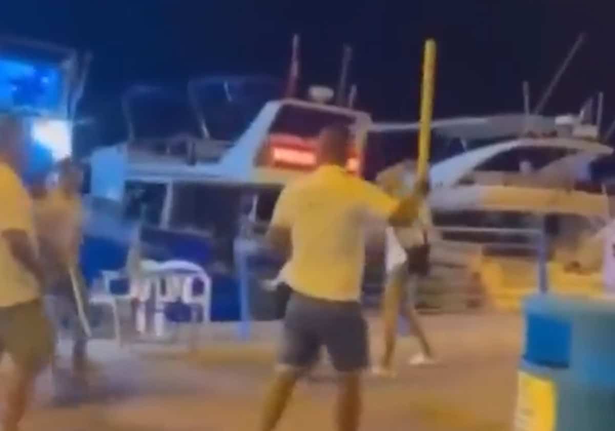 عراك عنيف سائح هولندي وعدد من الأتراك