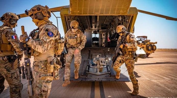 فرنسا وبريطانيا تتنافسان على النفوذ العسكري في الخليج