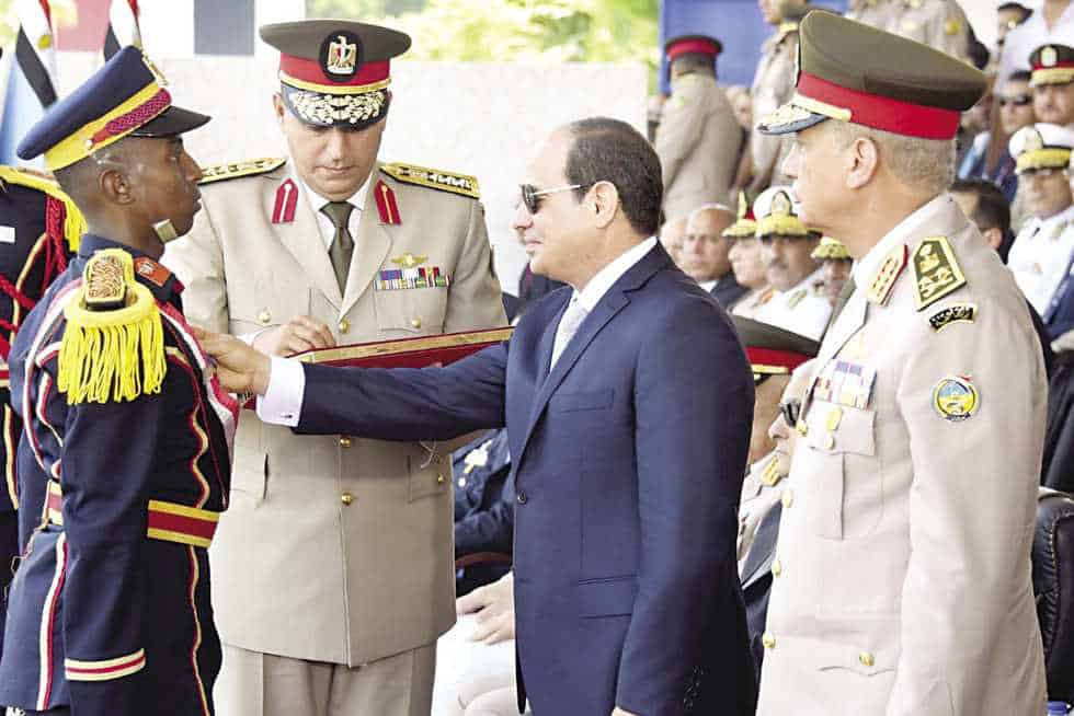السيسي يمنح خريج الكلية الحربية البكالوريوس