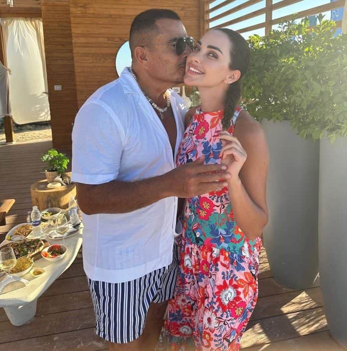 عمرو دياب مع فتاة