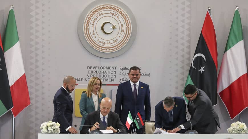 وقع الرئيس التنفيذي لشركة النفط والغاز الإيطالية متعددة الجنسيات (ENI) كلاوديو ديسكالزي (أمام اليسار) ورئيس المؤسسة الوطنية للنفط الليبية فرحات بنقدارة (الثاني إلى اليمين) على اتفاقية ثنائية خلال حفل حضره رئيس الوزراء الإيطالي جيورجيا ميلوني (الثاني من اليسار) ومقره طرابلس الليبي. رئيس الوزراء عبد الحميد دبيبة (وسط) في العاصمة الليبية ، في 28 يناير 2023. - محمود تركيا / وكالة الصحافة الفرنسية عبر غيتي إيماجز