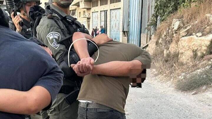 اقتحام منزل عائلة الإرهابي واعتقال شقيقه 