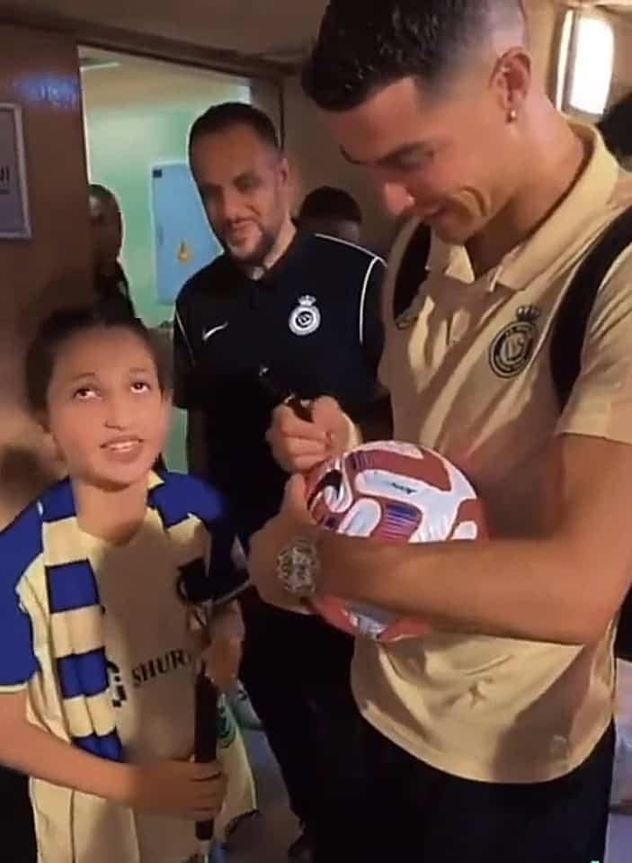 أثنى نشطاء على لفتة رونالدو تجاه الطفلة الكفيفة من فلسطين