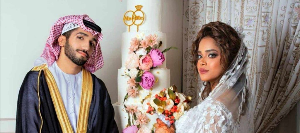 احتضنها وحملها وقبّلها أمام الجميع .. زفاف إعلاميين إماراتيين يثير ضجة والشرطة تستدعيهما! | القصة الكاملة أحمد خميس ومشاعل الشحي