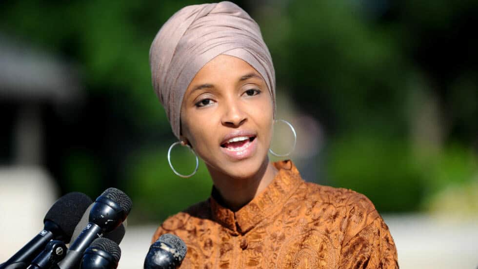 إلهان عمر تحتفل بفوزها بمقعد مجلس النواب الأمريكي برقصة تراثية صومالية في مينيسوتا ألهان عمر