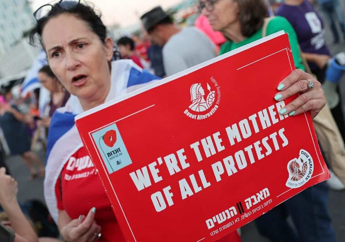 إسرائيليات يفضحن ما يحدث معهن في وسائل النقل العام بسبب الجنس (شاهد) إسرائيليات يفضحن ما يحدث معهن في وسائل النقل العام