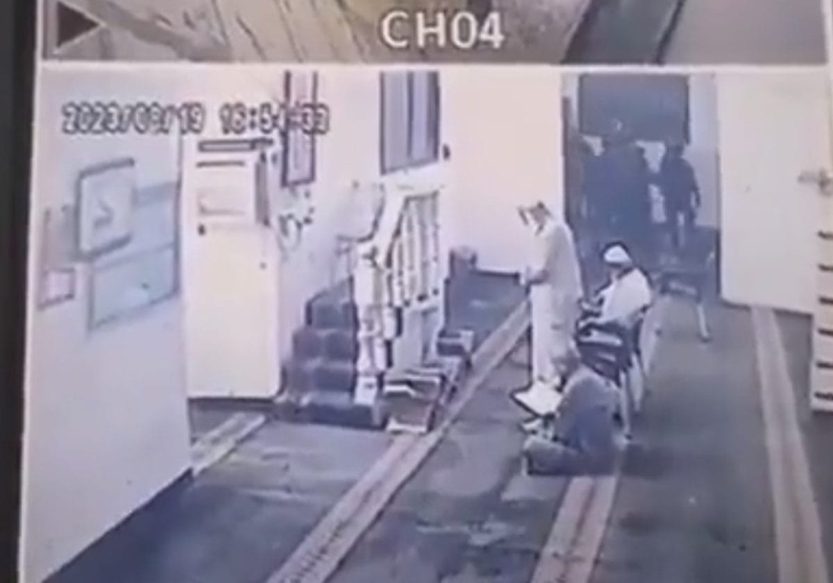 رد فعل مذهل للمصلين الفلسطينيين في واقعة اقتحام مسجد عقربا (فيديو) رد فعل مذهل للمصلين الفلسطينيين في واقعة اقتحام مسجد عقربا (فيديو)