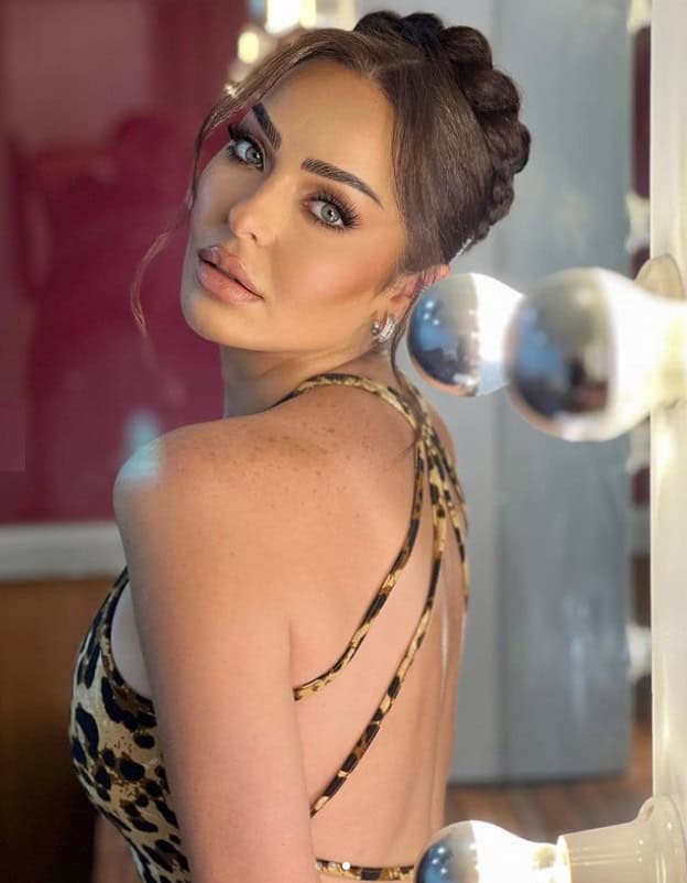 تثير زين الجدل باستمرار بسبب اطلالاتها الجريئة 