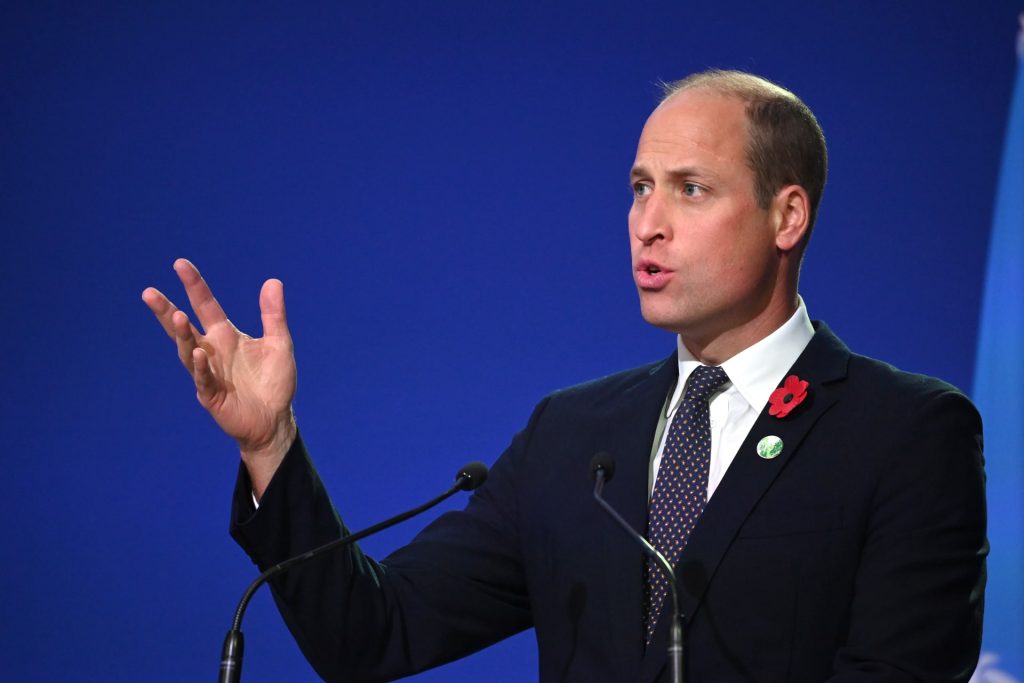 الأمير ويليام يقدم يد العون بعد سقوط دوجلاس هيوز خلال استقبال رسمي في هارلو الأمير ويليام