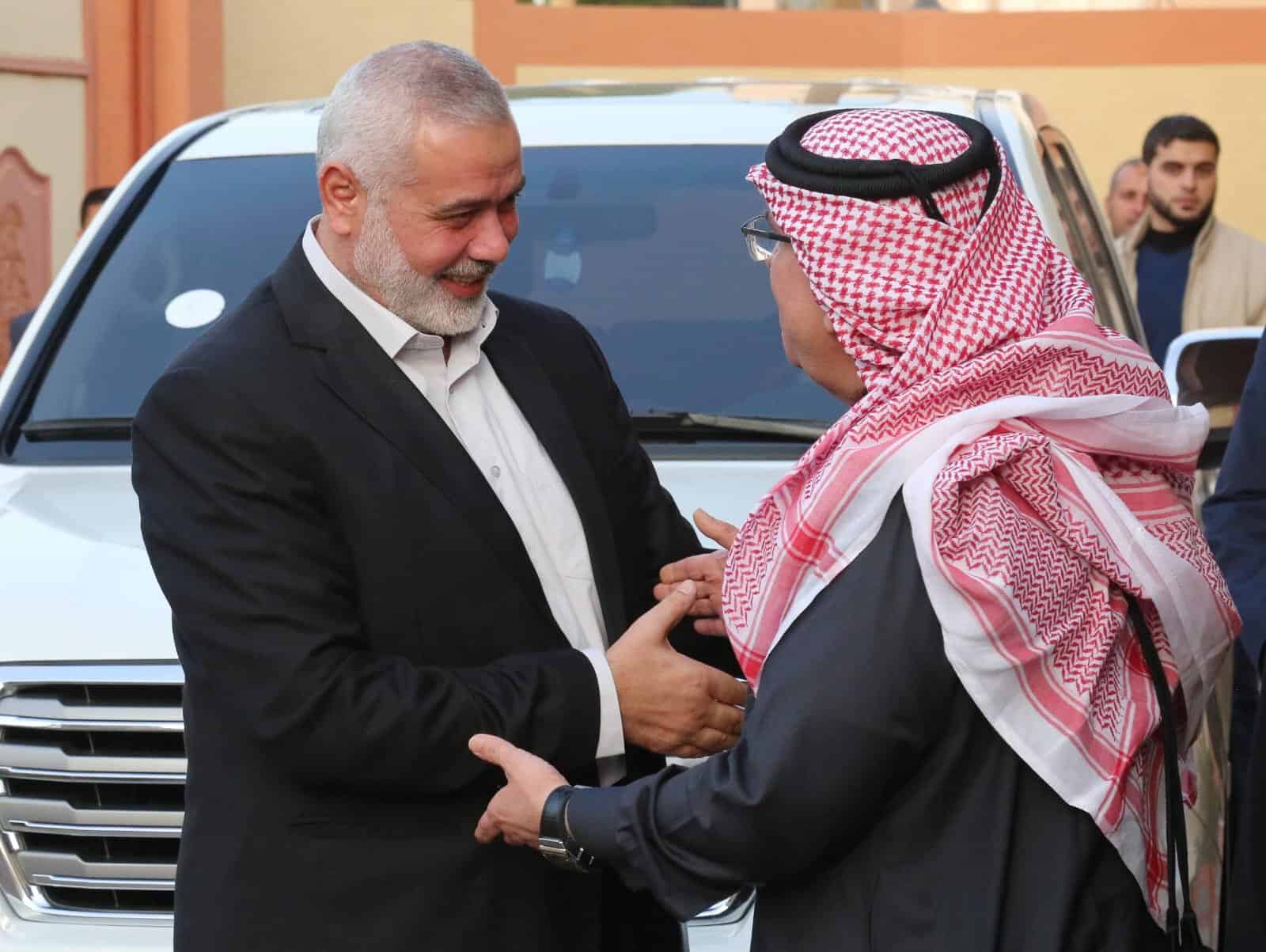 السفير القطري محمد العمادي وهنية 