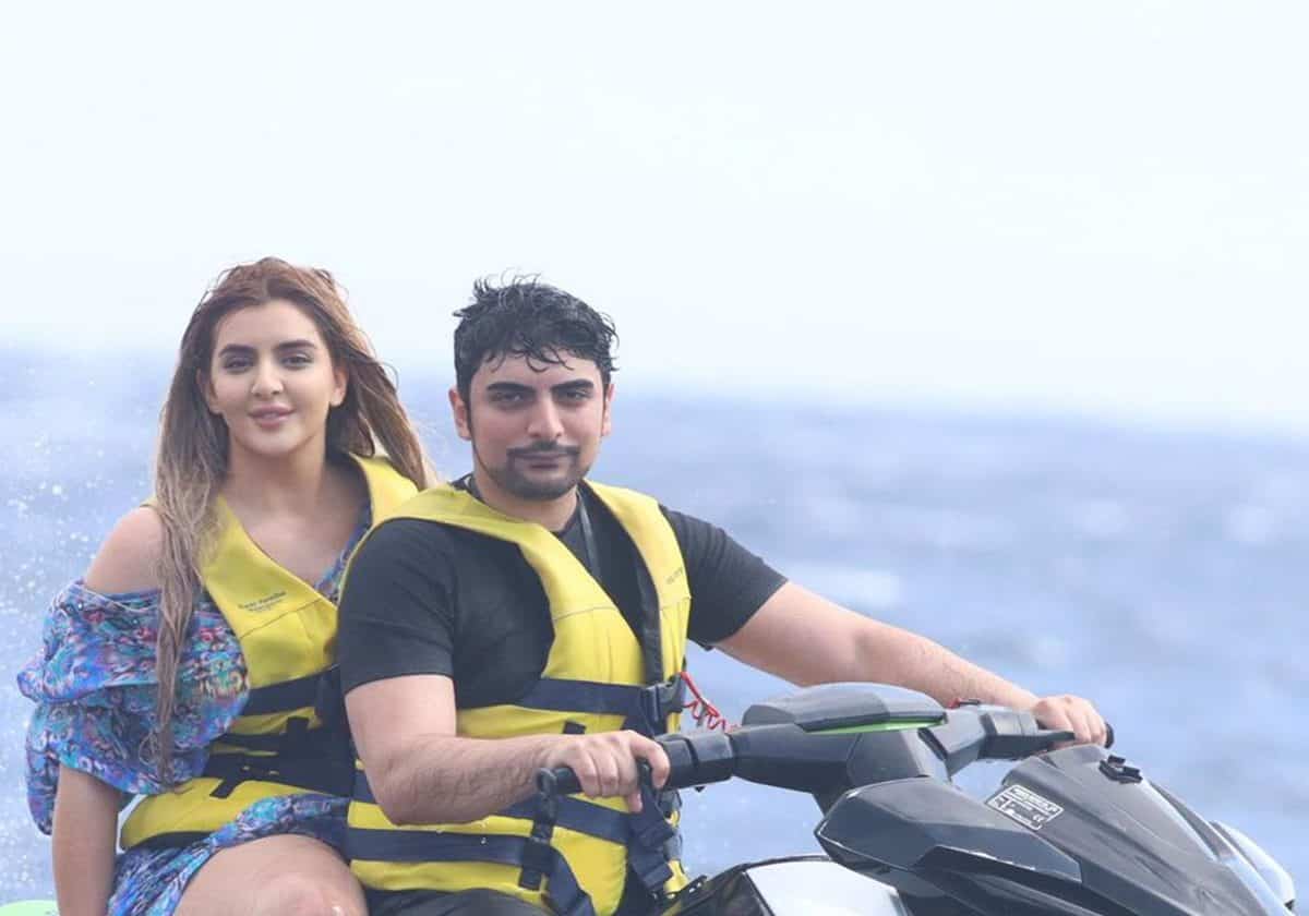 فضيحة الشيخة مهرة ابنة حاكم دبي في اليونان تشعل غضب الإماراتيين.. فخذها العاري كلمة السر (شاهد) فضيحة الشيخة مهرة ابنة حاكم دبي في اليونان تشعل غضب الإماراتيين.. فخذها العاري كلمة السر (شاهد)