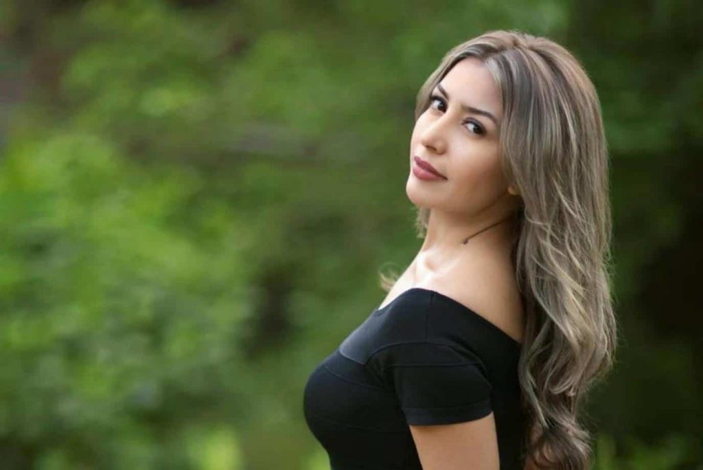 الفنانة المغربية جنات تنشر صورها بدون مكياج على الشاطئ | القصة الكاملة الفنانة المغربية جنات