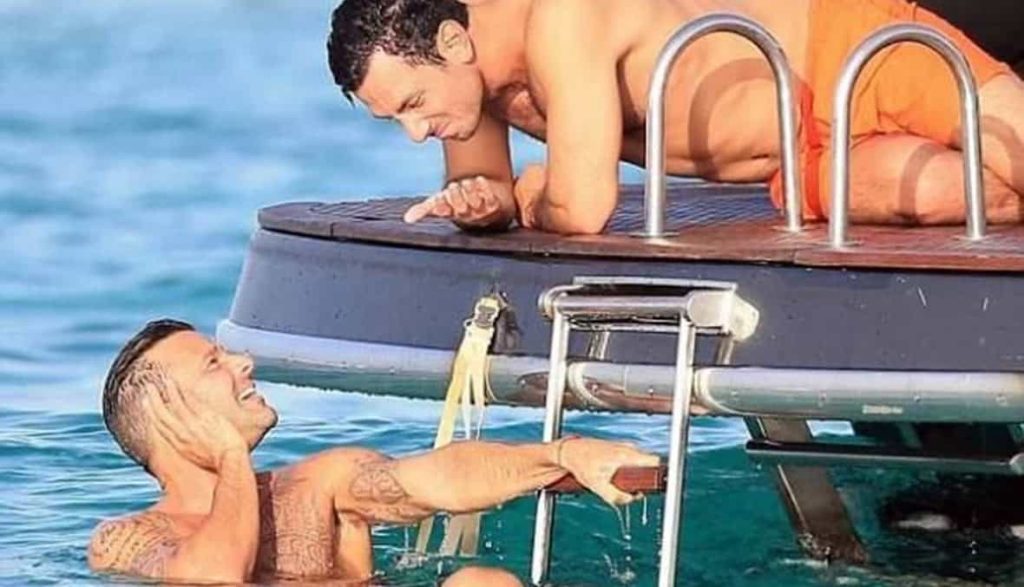 النجم ريكي مارتن وحبيبه السوري وعارضة أزياء على متن يخت في عرض البحر!«صور» | القصة الكاملة النجم العالمي ريكي مارتن وحبيبه الرسام السوري ايوان يوسف على متن يخت
