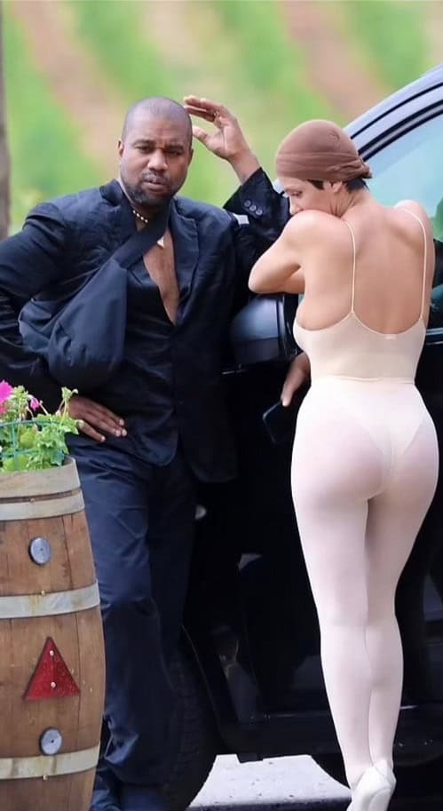 بيانكا سينسوري زوجة كاني ويست بملابس شفافة