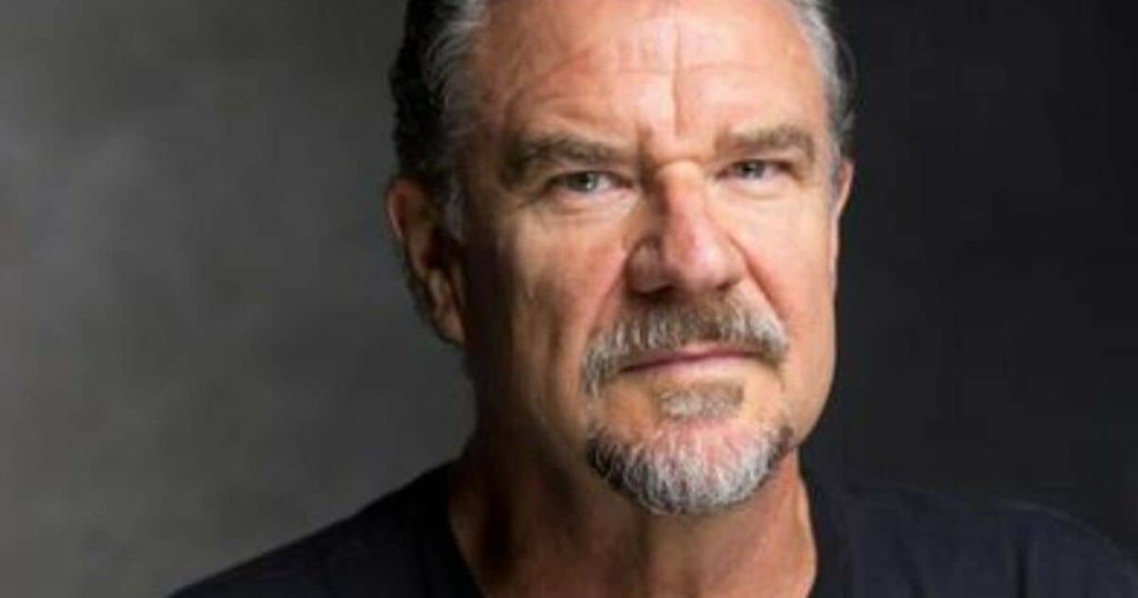 وفاة المغني البريطاني بيتر بيرنز عن 57 عامًا متأثرًا بأزمة قلبية بعد 300 عملية تجميل بيتر-هاردي